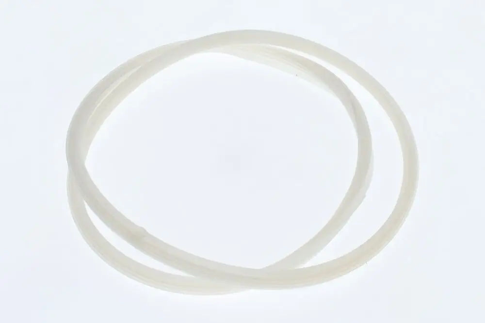 Transparenter Gummi- oder Silikonring, der in einer Schleife angeordnet ist, möglicherweise von Bosch, geeignet für Dichtungsanwendungen.